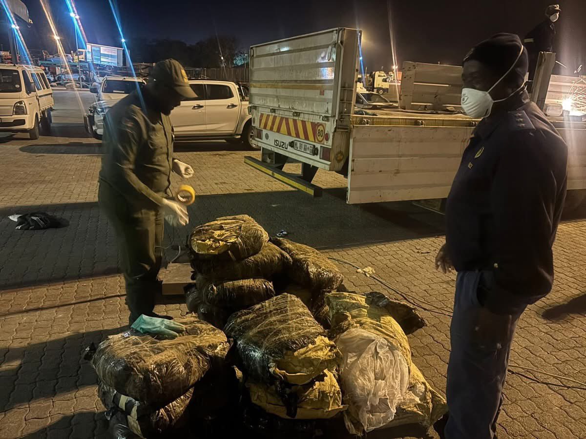 AdvoBarryRoux's tweet photo. The R1 billion mandrax making ingredient intercepted at the Beitbridge Border will be picked up from police facilities by its rightful owners. You see these drugs, they will not be destroyed, but instead smuggled out and returned to the rightful owners. https://t.co/p9XnnovCXL