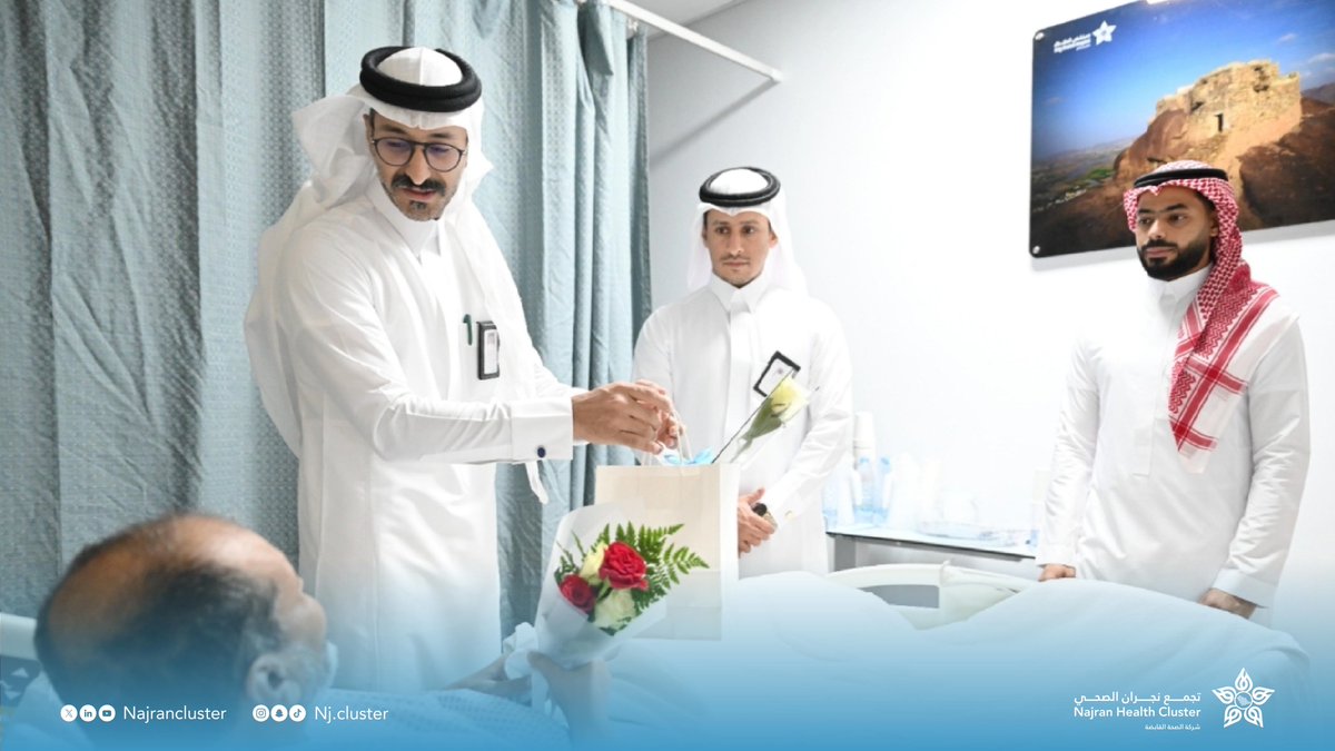 NajranCluster's tweet photo. منسوبي مستشفى  الملك خالد يعايد الطاقم الطبي والاداري والمرضى المنومين بمناسبة عيد الأضحى المبارك 1447.

#تجمع_نجران_الصحي 
#حج_بصحة
#حياكم_الله https://t.co/PucgAFwEKy