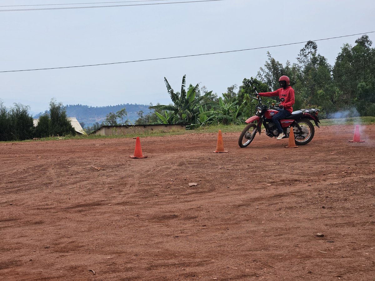 TearfundRwanda's tweet photo. This ADEPR church in Gisagara is actively transforming its community through: 
👗 Tailoring school for teen mothers 
🚗 Driving school 
🔌 Electronics vocational training
💰 Establishing micro-enterprises 
🌳 Tree planting for environmental restoration
Mobilising local resources to unlock opportunities! @adeprrwanda @GisagaraDistr