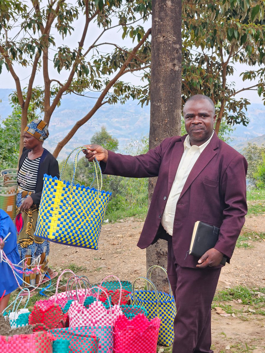 TearfundRwanda's tweet photo. This ADEPR church in Gisagara is actively transforming its community through: 
👗 Tailoring school for teen mothers 
🚗 Driving school 
🔌 Electronics vocational training
💰 Establishing micro-enterprises 
🌳 Tree planting for environmental restoration
Mobilising local resources to unlock opportunities! @adeprrwanda @GisagaraDistr
