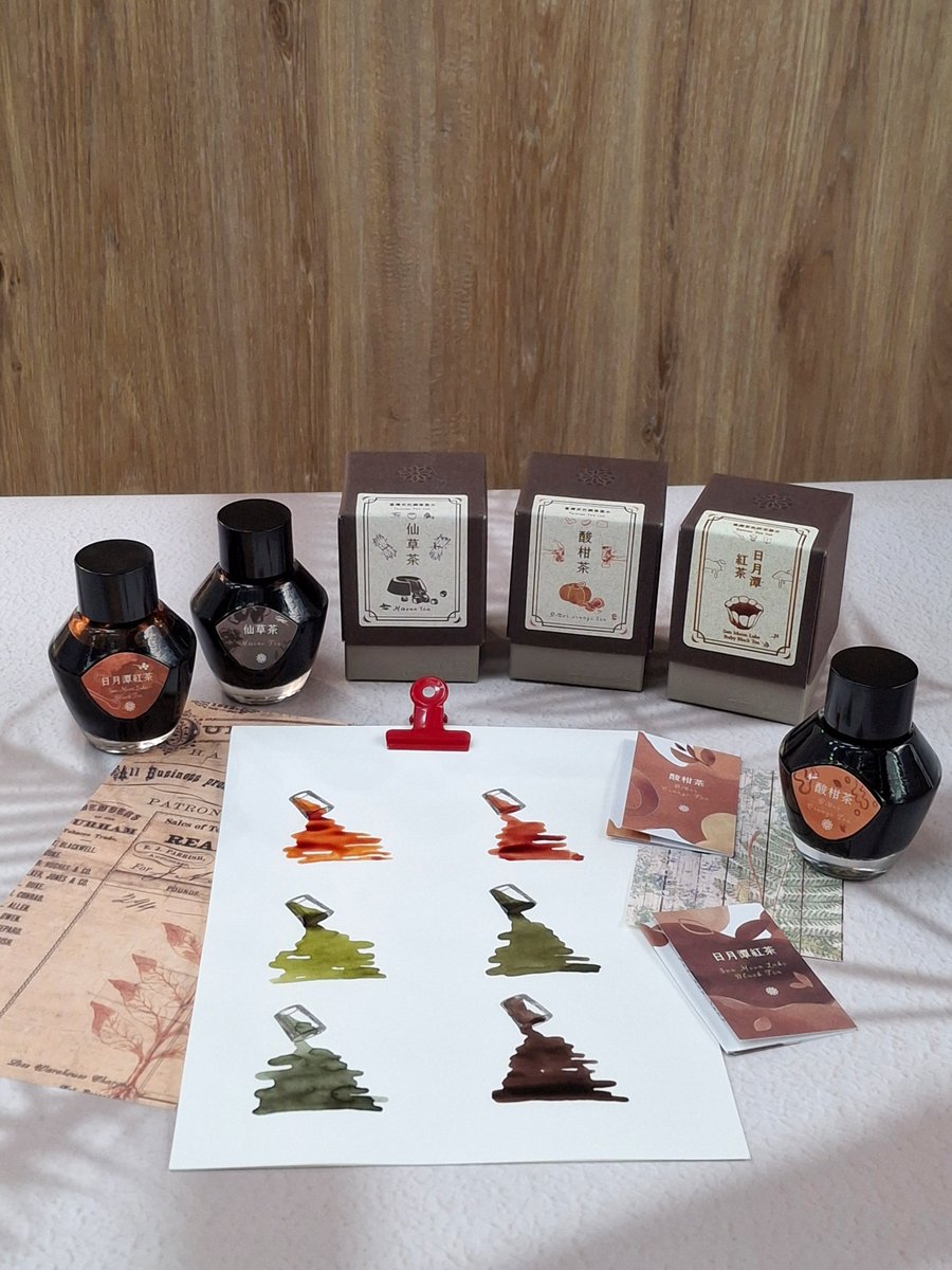 penletter_'s tweet photo. 레논툴바의 "Taiwan Tea Series"는 대만의 다도 문화에서 영감을 받아 만들어진 잉크입니다. 차에서 따온 이름과 완벽한 싱크로율을 자랑하는 색감이 아름다워서 시필해 보신 분들의 반응이 뜨거운 친구들이에요. 차분하지만 마음속에 진하게 남는 색. 종이 위에 우려내는 대만의 시간을 경험해보세요! https://t.co/zx7Ml5SdzD