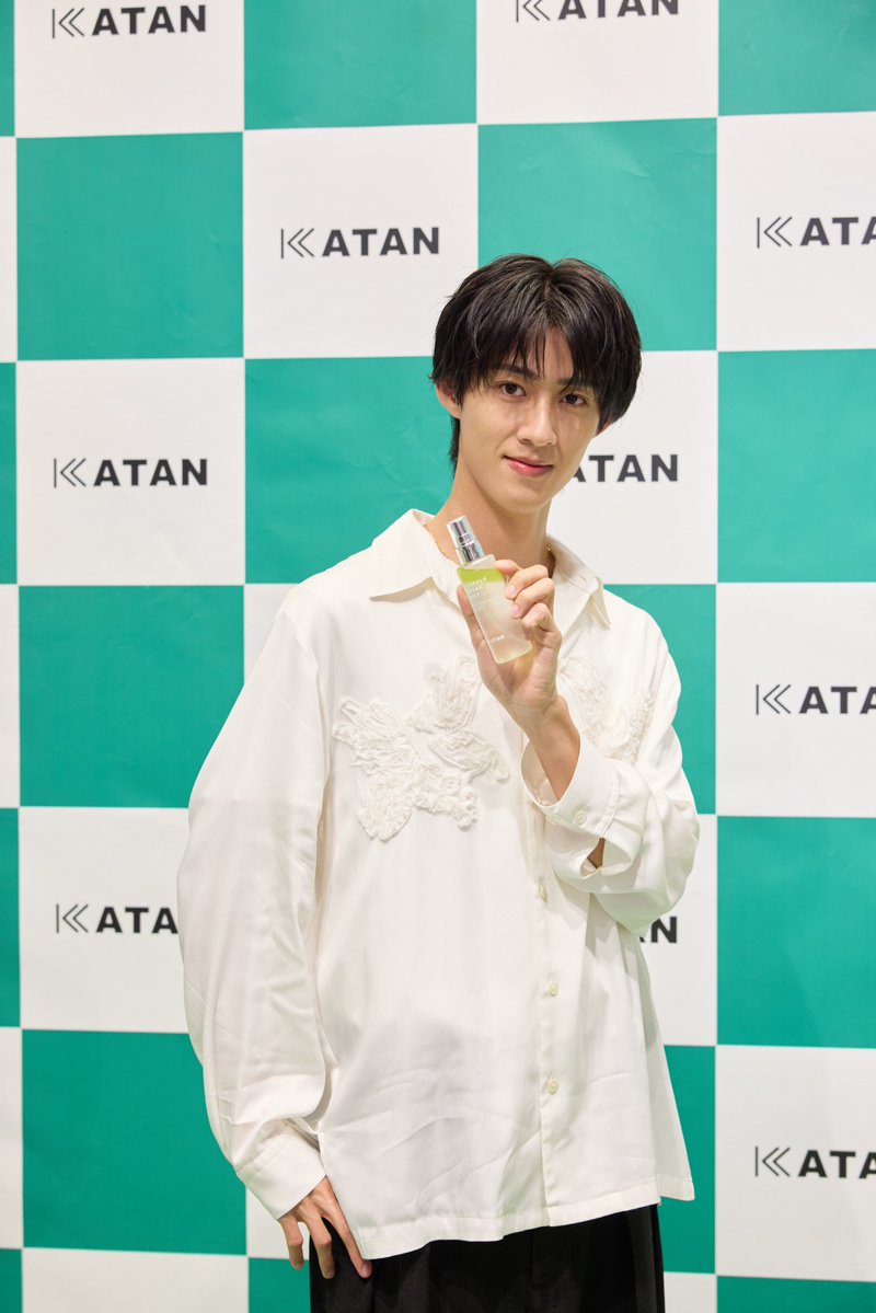 cica_katan_'s tweet photo. 〖 𝐏𝐎𝐏𝐔𝐏に曽野さんが来訪❤️🫧 〗

開催中のPOPUP会場にて、曽野舜太さん（M!LK）が記者会見を行いました❣️
メインビジュアルよりも、さらに透明感溢れる姿に眼福…☺️✨️

なんと、等身大パネルにサインも書いていただきましたᝰ🪄

ぜひ会場をお写真とハッシュタグを付けて投稿してください📷👇🏻 -
#KATAN #曽野舜太 #KATANしか勝たん

曽野さんも訪れたPOPUPは、6月2日（火）までとなっておりますので、この機会にぜひお越しください✨️

📍詳しくはこちら ✧
https://t.co/o1OgY8TzUU