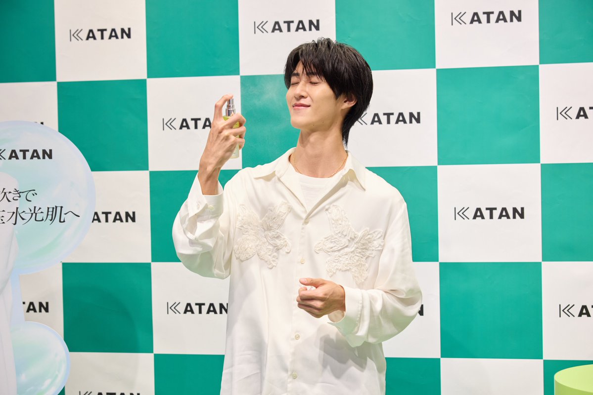 cica_katan_'s tweet photo. 〖 𝐏𝐎𝐏𝐔𝐏に曽野さんが来訪❤️🫧 〗

開催中のPOPUP会場にて、曽野舜太さん（M!LK）が記者会見を行いました❣️
メインビジュアルよりも、さらに透明感溢れる姿に眼福…☺️✨️

なんと、等身大パネルにサインも書いていただきましたᝰ🪄

ぜひ会場をお写真とハッシュタグを付けて投稿してください📷👇🏻 -
#KATAN #曽野舜太 #KATANしか勝たん

曽野さんも訪れたPOPUPは、6月2日（火）までとなっておりますので、この機会にぜひお越しください✨️

📍詳しくはこちら ✧
https://t.co/o1OgY8TzUU