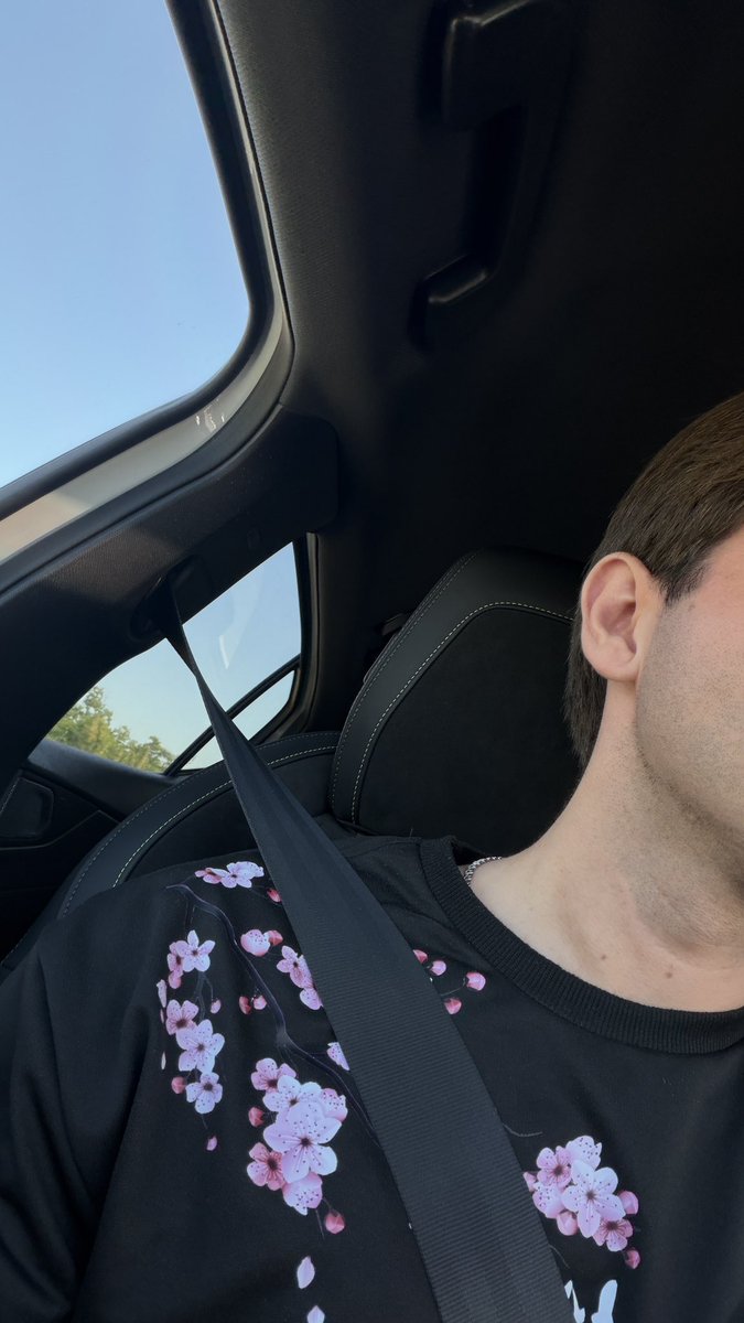andrebonsol's tweet photo. Gm yall and happy Thursday just heading for a videoshooting, what you doing? https://t.co/PnMQCeT0BZ
