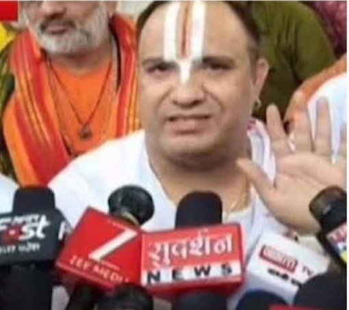 speak000000's tweet photo. सहारनपुर में एक दुष्कर्म पुजारी को बचाने के लिए , सवर्ण समाज ने हनुमान चालीसा पढ़कर , कानून का विरोध किया!

बलात्कारी पुजारी "विजय पंडित" ने 10 वर्षीय दलित बच्ची के साथ अश्लील हरकतों से दुष्कर्म का प्रयास किया....
बच्ची की शिकायत पर पुलिस ने,आरोपी आरोपी को गिरफ्तार करके जेल भेज दिया !

इसके विरोध में सभी ब्राह्मण पुरोहित ने सभी सवर्णों को एकजुट कर, सहारनपुर पुलिस दफ्तर सामने हनुमान चालीसा का पाठ शुरू किया !