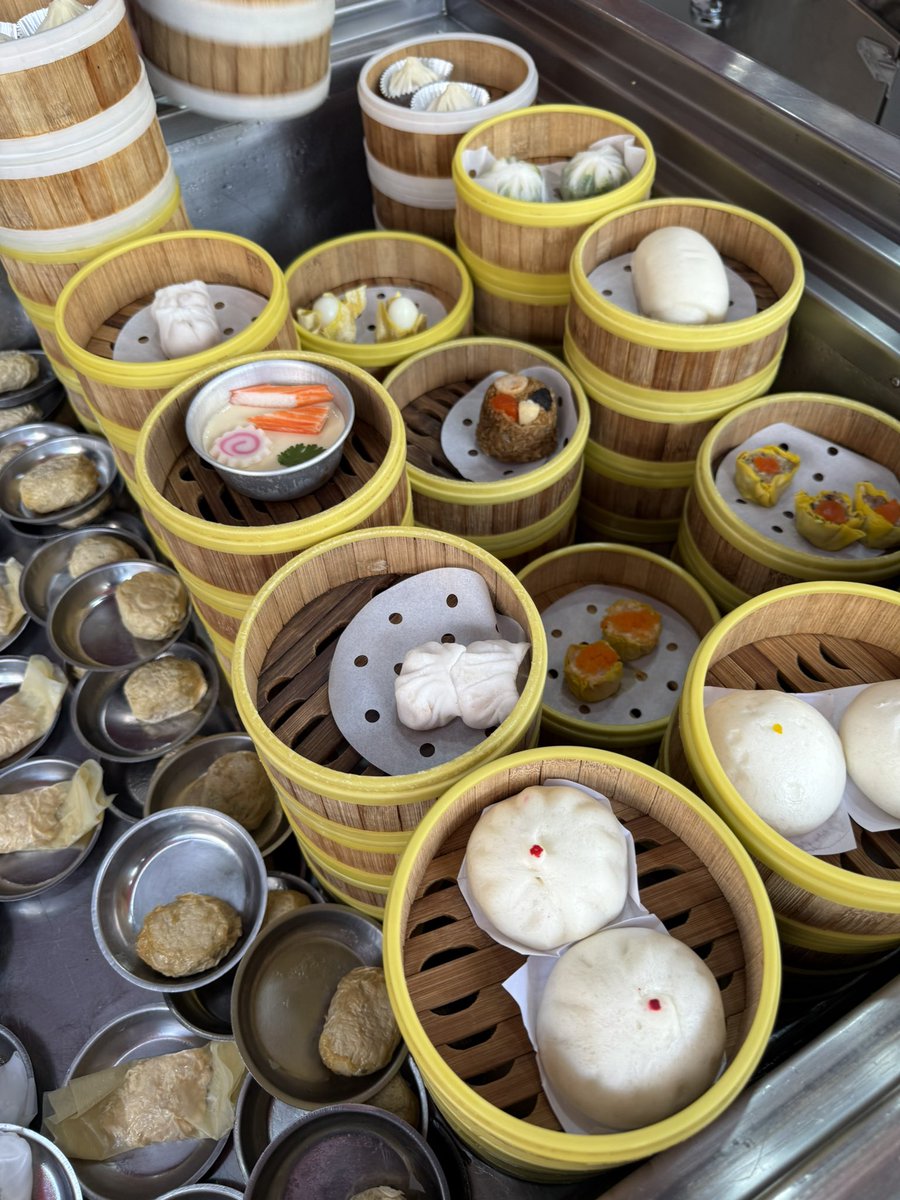 reno____o's tweet photo. ชอบกินติ่มซำแบบนี้มาก ภาคใต้ตอนไปมีร้านเยอะ ในกทม.กินไม่บ่อย อันนี้กินตรงสามย่าน หยิบเพลินไปหน่อย เกือบ1000 🤣 https://t.co/Y1gvO6jHwi