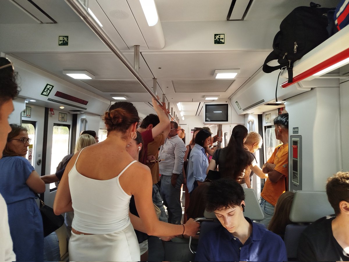 J_Coll14's tweet photo. La normalitat segons @rodalies: arribar 10 minuts tard i trens a rebentar (perquè són curts). Poc ens queixem. https://t.co/cNvdrL8gYc