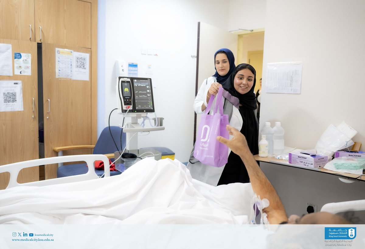 ksumedicalcity's tweet photo. نظّمت الإدارة العامة لشؤون المرضى في #المدينة_الطبية_الجامعية بـ #جامعة_الملك_سعود بالتعاون مع فريق حياتنا أُنس، زيارة معايدة للمرضى المنومين بمناسبة #عيد_الأضحى_المبارك، جرى خلالها توزيع الهدايا ومشاركة المرضى فرحة العيد، في مبادرة إنسانية تهدف إلى إدخال السرور وتعزيز الدعم النفسي للمرضى.