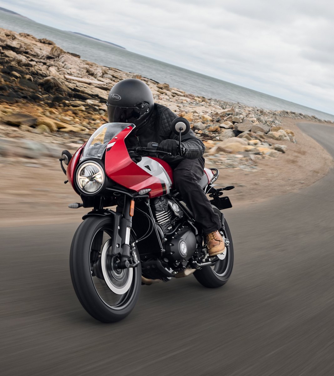 TriumphJapanKK's tweet photo. 【Thruxton 400】
カフェレーサーの本質は、乗って初めてわかる。

クリップオンハンドルに体を預けた瞬間、Thruxtonとひとつになる感覚。
言葉より、一度のライドが、すべてを語る。

まずは、お近くのトライアンフ正規販売店で試乗を。
【トライアンフ 400ccフェア開催中】2026.5.23（土）〜6.28（日）
フェア期間中にご試乗の方に、オリジナルショルダーポーチをプレゼント。