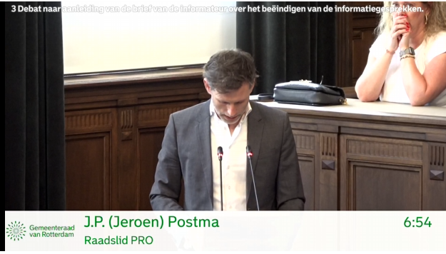 _prinsalexander's tweet photo. Een van de drukste raadsvergaderingen in jaren. #raad010 #010raad

Heer @Postma_Jeroen spreekt nu namens PRO @progressiefned 010 en legt uit waar de eerste fase niet is gelukt qua formatie @college010, PRO: 

"Wij zien veel mogelijke formaties die Rotterdam beter willen maken.. "

en

".. april was al duidelijk dat @D66Rotterdam graag met PRO en @vvdrotterdam een coalitie wilde vormen.."

#raad010 #010raad
https://t.co/8k2XMkC10D