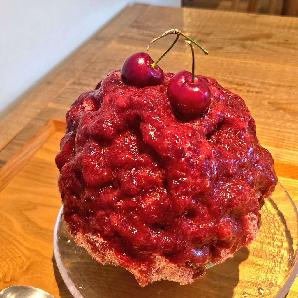 ___10yu03's tweet photo. 🍒アメリカンチェリー 
cafe 糸📍町田
アメチェ度🍒🍒🍒🍒🍒
アメチェ好きに絶対行ってほしいかき氷🍧
見たことない濃さの真っ赤な贅沢アメチェ！！
とんでもない量を使ってると思われるアメチェオンリーの構成で食べ進めてもずっとこの濃さでびっくり…😵‍💫♡
間違いなく1番アメチェでした✨
⬇予約方法 https://t.co/6kApJ6EDmm