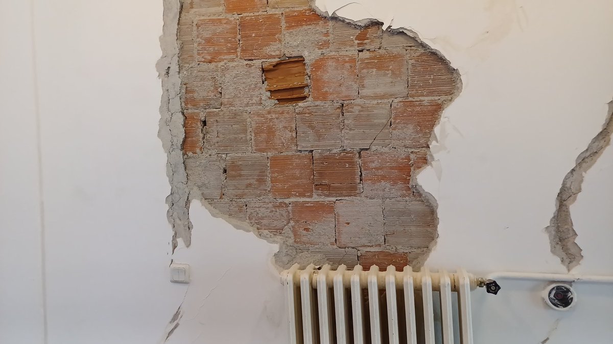 FurkanTest37's tweet photo. @alperkirdal Cengten biliyorum, gerçekten eski binalar dökülüyor. Daha geçenlerde bir bilgisayar lab sınıfının sıvaları döküldü, şu şekilde gözüküyor. Binanın çeşitli yerlerinde de çatlaklar var ayrıca. Çok çalışma yapıldığını da görmedim https://t.co/zYAgDEmIXl