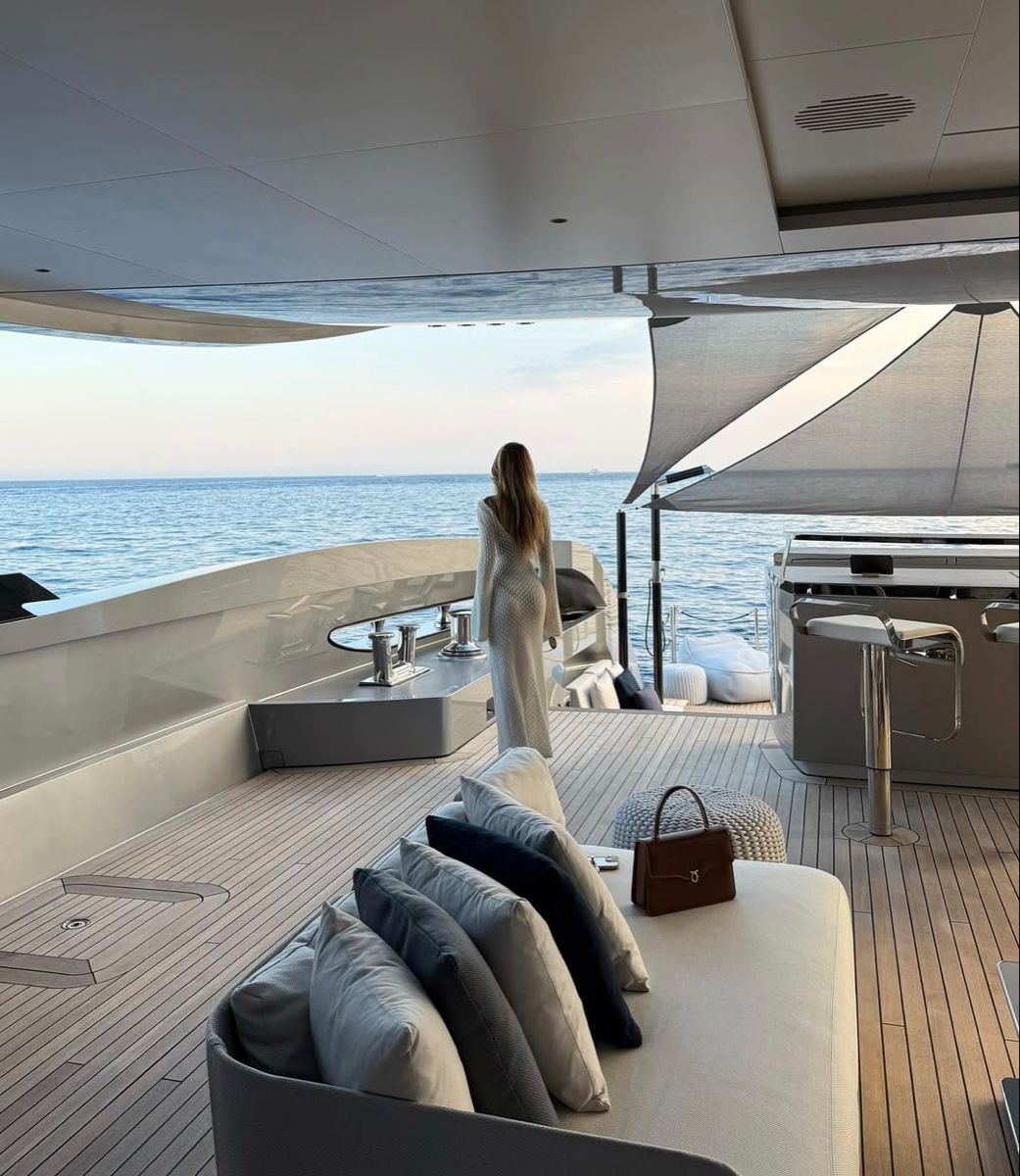 LordMasterIvan's tweet photo. Rich living by the sea = peak life https://t.co/2vHH6fZISR