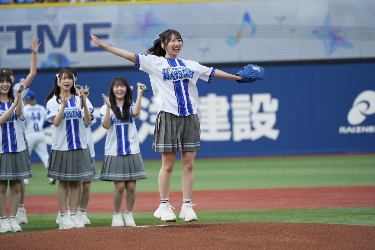 bay_fullcount's tweet photo. 【#DeNA - #オリックス 】

セレモニアルピッチを行った #日向坂46 の #藤嶌果歩 さん

ポニテ姿で見事なノーバウンド投球にキュートな喜び😊

「460点です。フォーティーシックスにかけました！」

#baystars https://t.co/TX78uEaVCW