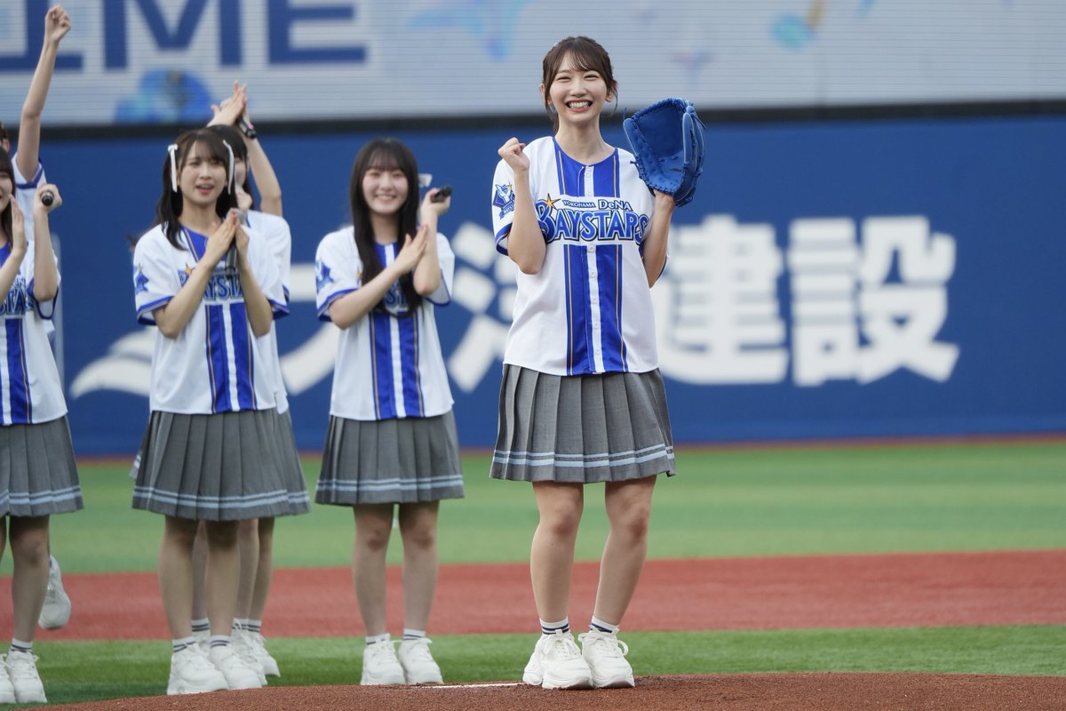 bay_fullcount's tweet photo. 【#DeNA - #オリックス 】

セレモニアルピッチを行った #日向坂46 の #藤嶌果歩 さん

ポニテ姿で見事なノーバウンド投球にキュートな喜び😊

「460点です。フォーティーシックスにかけました！」

#baystars https://t.co/TX78uEaVCW