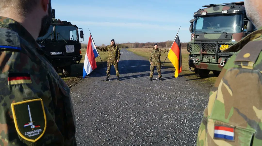 MoD_Estonia's tweet photo. 1 German-Netherlands Corps @1GENLCorps will assume NATO’s primary responsibility for the defence posture of 🇪🇪Estonia and 🇱🇻Latvia later this year. 

This means more allied presence, more joint training and stronger deterrence on NATO’s eastern flank. Thank you 🇩🇪🇳🇱 #WeAreNATO https://t.co/JjR4P16sLy