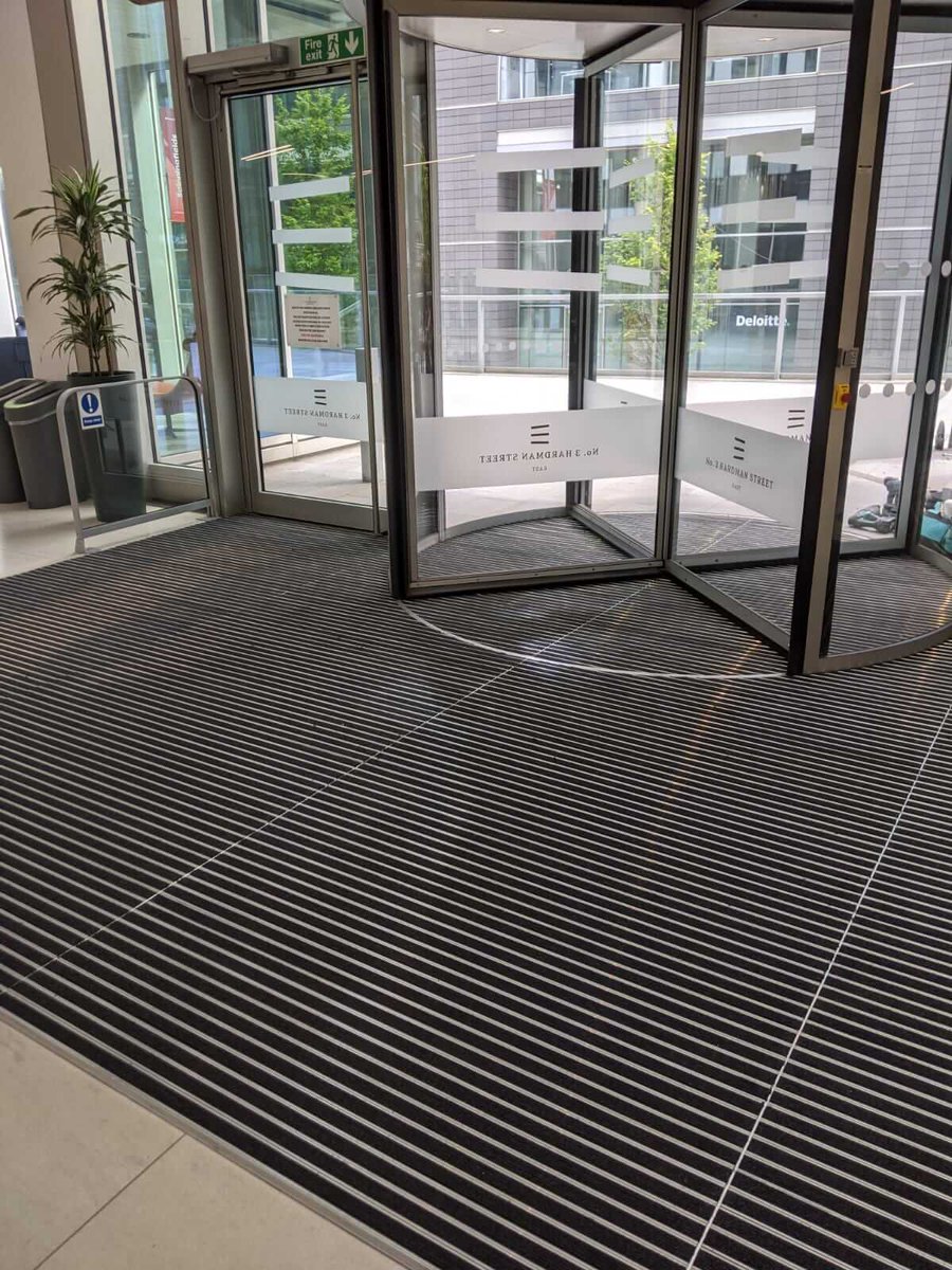 MatWorksES's tweet photo. Measuring 17mm in depth, Frameworks 17C is a heavy-duty primary entrance mat with exceptional performance that is suitable for significant footfall and wheeled traffic.

Explore Frameworks 17C: https://t.co/RsxeLj4MKj https://t.co/Z4PtmObi2R