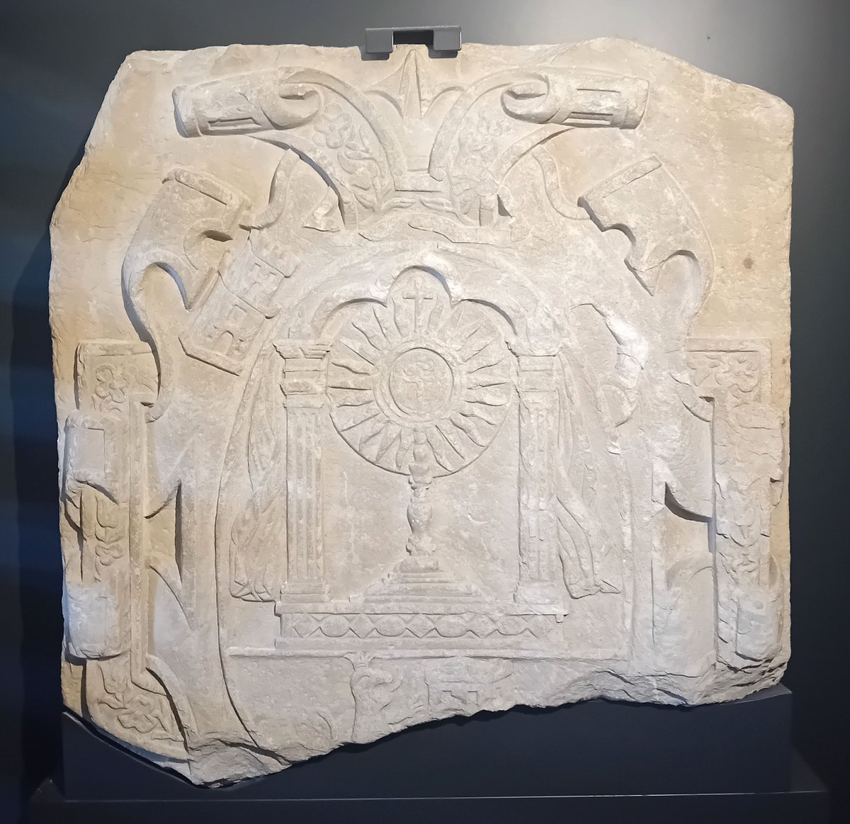 MDCLugo's tweet photo. Escudo do Reino de Galicia de finais do século XVI.
A custodia co Santísimo Sacramento exposto móstrase nun Altar.
Esta peza foi atopada na Ronda do Miño en Lugo preto da Porta Nova (Odoario) da muralla.
Pode verse na sección Hoc hic Mysterium do MDCL.
#Galicia #Lugo https://t.co/6GLVfSLmVn