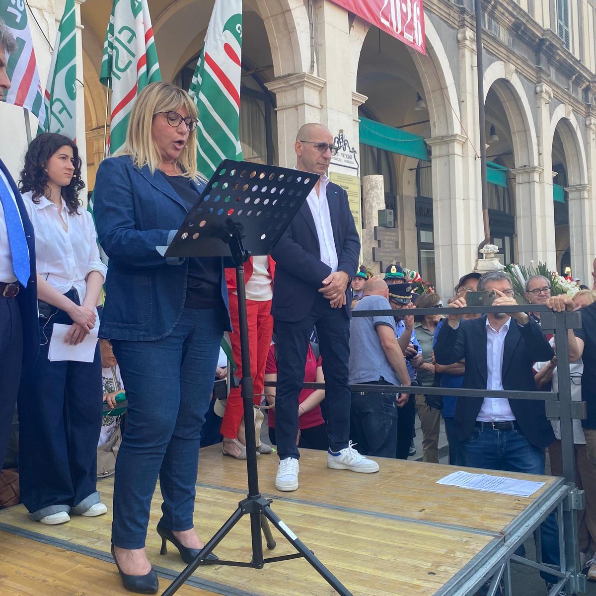 CislNazionale's tweet photo. #DanielaFumarola a Piazza della Loggia: «Cinquantadue anni fa, in questa piazza, Brescia scelse di non avere paura. Di non chiudersi nel silenzio davanti alle aggressioni, agli attentati, alle intimidazioni neofasciste che da settimane colpivano la città. Scelse di reagire pubblicamente, civilmente, democraticamente.
Per questo, la mattina del 28 maggio 1974, qui in Piazza della Loggia c’erano migliaia di persone.
Lavoratrici e lavoratori. Studenti. Pensionati. Donne e uomini di orientamenti diversi, uniti però da una convinzione comune: la democrazia andava difesa. E andava difesa insieme».

#28maggio #brescia1974 #pernondimenticare