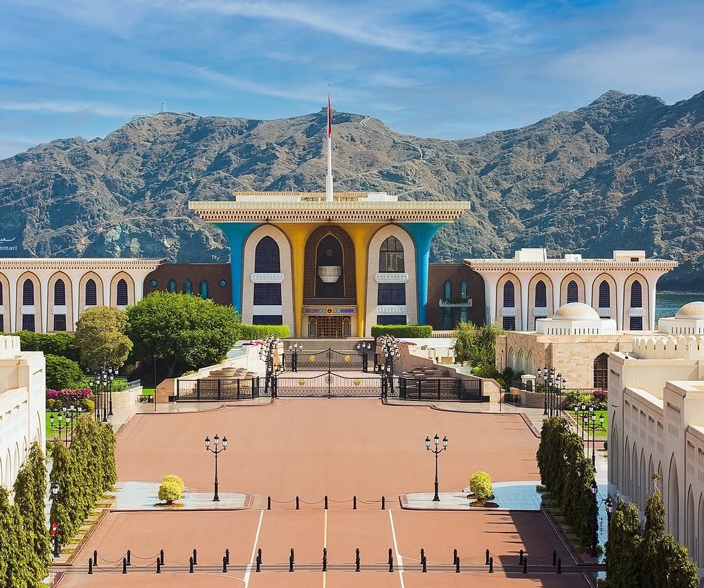 HamedOman2020's tweet photo. "أما أولئك المخدوعون المتسللون من وراء الحدود فإن أصواتهم أعلى من أحجامهم، وقافلتنا تسير إلى الأمام، نبني بيد ونحمل السلاح باليد الأخرى، ولا تزال أيدينا تمتد لكل من يبغي الخير، ومن جاء بالشر فلا يلقى إلا شرًا".

-السلطان قابوس بن سعيد
  نوفمبر ١٩٧٥م https://t.co/6aQqXtslJP