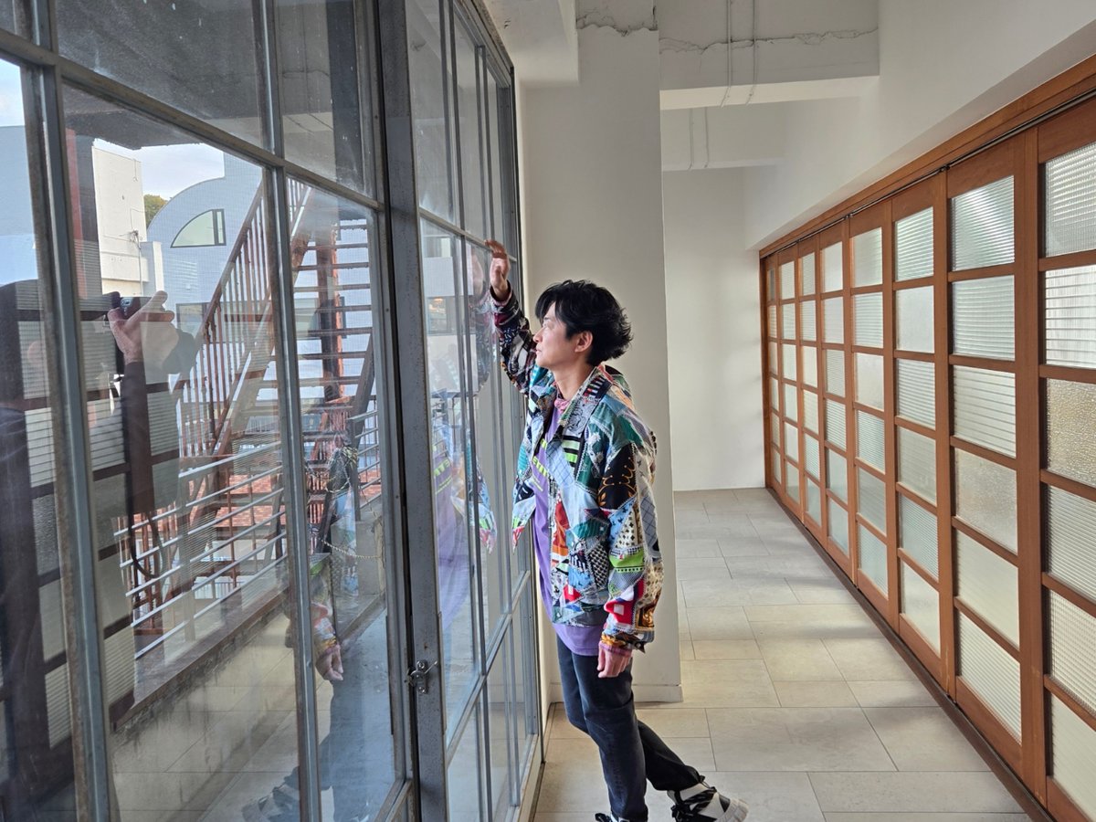 TVguidePERSON's tweet photo. 【「#TVガイドVOICESTARS vol.37」好評発売中！】#下野紘 さん(@shimono_kousiki)が表紙・巻頭特集に登場。そのメイキングカットを公開します📷撮影後にはカメラマンさんに「楽しかったです！ありがとうございました」と丁寧に挨拶している姿が印象的でした。ご購入はhttps://t.co/5JvRBsycSB https://t.co/kjXEYKMoue