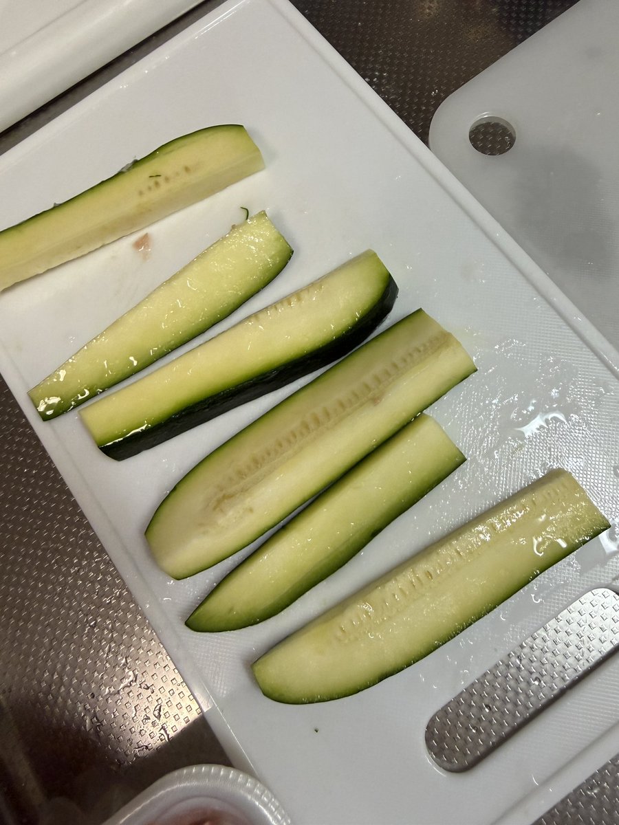 asaki_1__'s tweet photo. ズッキーニを薄く切って肉を挟むやつやろうと思ったのにすでに失敗しすぎてる https://t.co/NmjAyiCorU