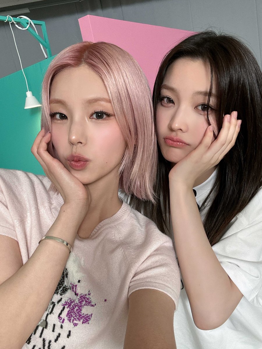 ITZYofficial's tweet photo. [ #셀폰KODE ]

당신의 코드 메이트 에디♥️꼬북이 매칭되었습니다 ^ ̥> ̫ < ̥^
#예지 와 #이로하 님의 셀폰코드 현장, 지금 바로 만나요 ✨

https://t.co/a1g4CjD2qz

#ITZY #MIDZY @ITZYofficial
#YEJI #ITZY_Motto
#ILLIT #아일릿 @ILLIT_official 
#IROHA https://t.co/vng6HCNnj0