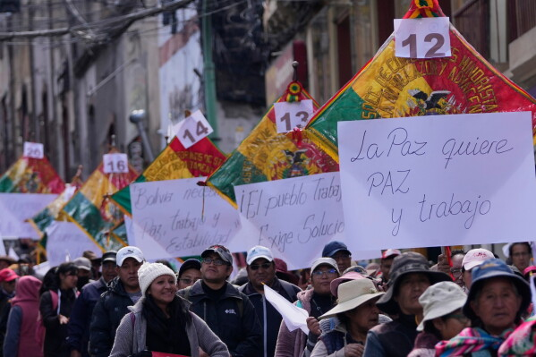thewonkin's tweet photo. 1/4 BOLIVIA PROTEST AGAIN

Protests have exploded in La Paz just days after miners stormed Plaza Murillo with dynamite outside Palacio Quemado

Now, Aymara women are leading new demonstrations over fuel shortages &amp; inflation

#عيد_الاضحى #lamansiónvip #Bolivia #アイギス英傑誕生 https://t.co/o43BvWTK7P