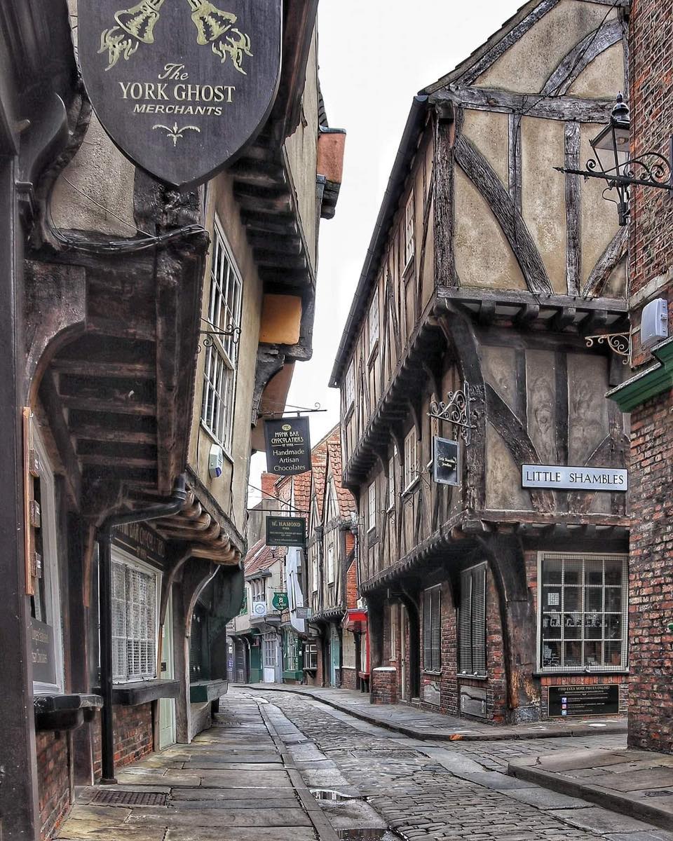 Natursee's tweet photo. A street preserved for thousands of years. 

The Shambles, York, UK 🇬🇧 https://t.co/DeprO7O3vq