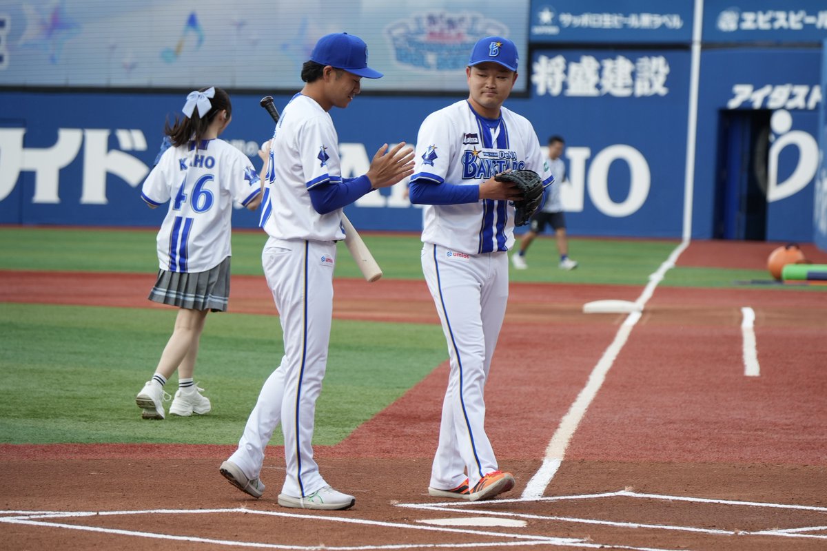 bay_fullcount's tweet photo. 【#DeNA - #オリックス 】

セレモニアルピッチを行った #藤嶌果歩 さんら #日向坂46 メンバーを見送る、打者役の #岩田将貴 投手、捕手役の #石田裕太郎 投手

石田裕は「推せ推せ！YOKOHAMA☆IDOL SERIES」全3試合で始球式の指導役＆捕手役を務め、全員をノーバウンド投球に導きました😄

#baystars https://t.co/82fHowCEQl