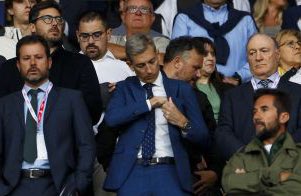 TomeuTerrasa's tweet photo. Es un insulto al mallorquinismo que Kohlberg, Díaz y Ortells se hayan ventilado las explicaciones del descenso en 9' 27'' entre los tres y, en el caso de los dos últimos, sumando las preguntas de los medios.

En 10 años el americano solo ha aprendido a decir "Visca Mallorca". https://t.co/ytlPZQ6dvk