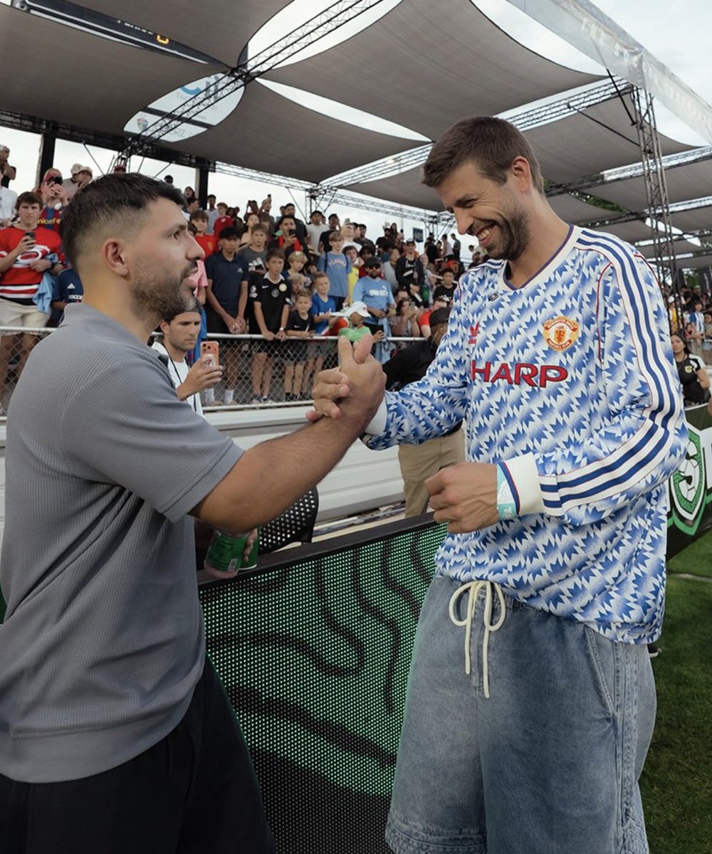 Utdtruthful's tweet photo. 📸 - Gerard Piqué spotted repping the adidas Bringback away long-sleeve. Once a Red, Always a Red ❤️🇪🇸 https://t.co/57fghB3p2L