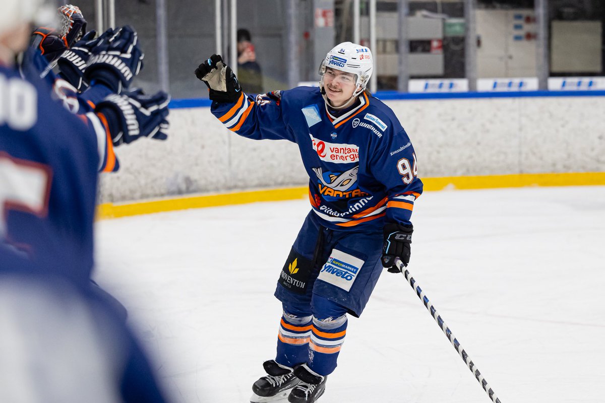 KiekkoVantaa's tweet photo. Kiitos Nakke đ«¶đŒ oot oikea lohilegenda đ
#KVantaa #Mestis #LohiMÀÀrÀÀ #LohiSydÀn https://t.co/aCsSID8BT7