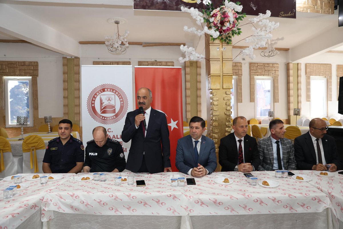 KocaaliKymlg's tweet photo. Kurban Bayramı münasebetiyle Kaymakamımız Sayın Hakan Kılınçkaya, Kocaali Belediye  Başkanımız Sayın Turan Yüzücü, ilçe protokolü, Belediye Meclis Üyeleri, Gazilerimiz ve  vatandaşlarımız ile bir araya gelerek bayramlaşma merasimi gerçekleştirdi. https://t.co/v6lHFxg1td