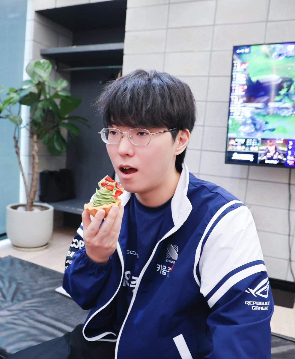 DRX_LCK's tweet photo. 키움증권 대표님께서 우리 팬분들과 선수들을 위해 특별히 준비해 주신 맛있는 타르트! 🧁

키움 DRX를 향한 애정을 가득 보여주신 팬분들께 진심으로 감사드립니다.
(타르트 받아 가신 분들, 모두 맛있게 드셨나요?!)

팬분들의 뜨거운 응원과 대표님의 든든한 선물 덕분에 더욱 힘이 났던 하루였습니다.
보내주신 달콤한 응원에 힘입어, 앞으로도 무너지지 않는 키움 DRX의 모습을 보여드리겠습니다. 언제나 함께해 주셔서 감사합니다!

#KIWOOMDRX #Unbreakables