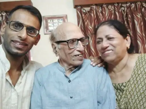 adarsh_anchor's tweet photo. 'शौहरत की बुलन्दी भी पल भर का तमाशा है
जिस डाल पर बैठे हो, वो टूट भी सकती है'

मशहूर शायर बशीर बद्र आज हमारे बीच नहीं रहे लेकिन उनकी लिखावट और उनके शब्द आज हमेशा के लिए इतिहास में अमर हो गए.. https://t.co/evueOY4kbK