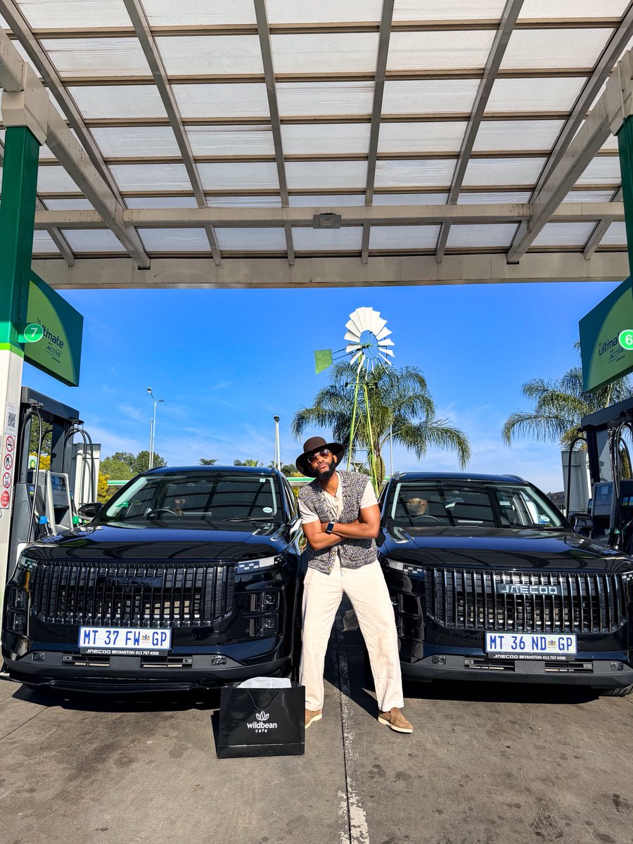 mohale_motaung's tweet photo. Off to MTN Bushfire with @Jaecoosa - fueled by @bp_SouthAfrica 🇸🇿✨

Let the road trip begin. 😁

#JaecooSA #RoadToeSwatini https://t.co/Gbkleotr3R