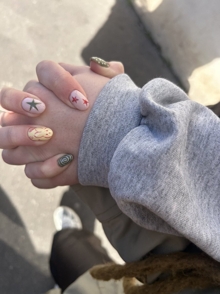 orixane's tweet photo. Ma PO 🤝🏻 rendre ma vie meilleure en me faisant des ongles trop mimi https://t.co/NXdPjWHF5K