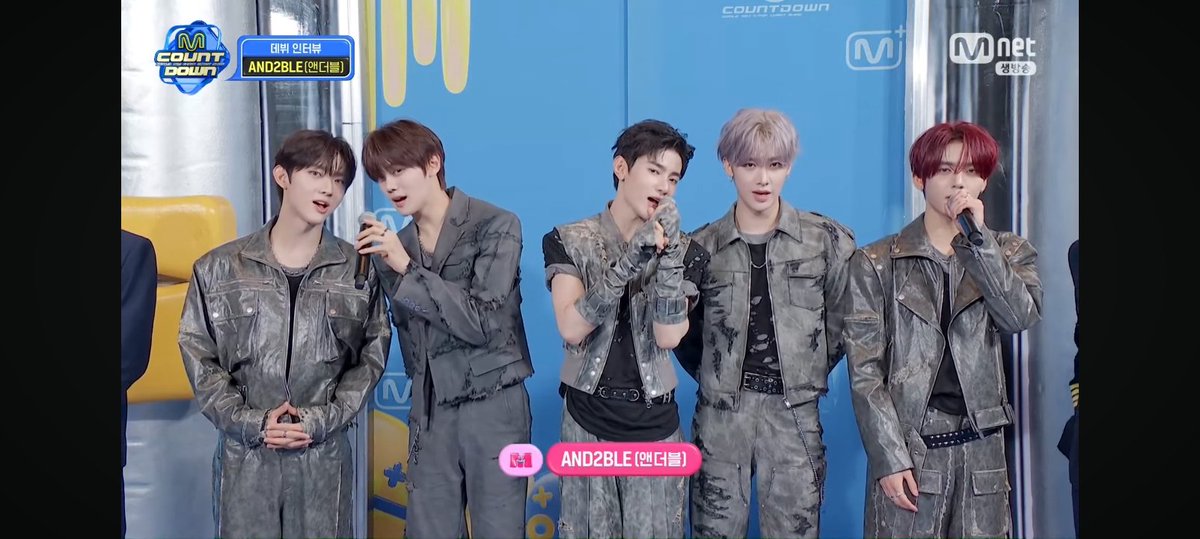 WWEKPOP's tweet photo. #MCOUNTDOWN UPDATE:
#HEARTOFWOMAN IS DONE PERFORMING ON STAGE!
#AND2BLUE IS MAKING THEIR DEBUT AS THE FORMER MEMBERS OF @ZB1_official HAS SOME HISTORY WITH #PARKGUNWOOK!
WHAT A FULL CIRCLE MOMENT!
TUNE IN TO @MnetMcountdown RIGHT NOW ON @MnetKR 🚨 https://t.co/4YFCETURF0