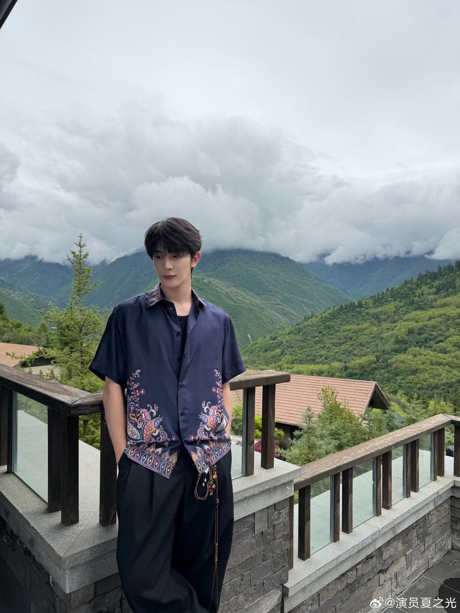xianguang0104's tweet photo. 260528 #XiaZhiguang Weibo Update 📸(1/3)

☀️: Beautiful and bright! 

Beautiful scenery, but he is even more stunning! Our Guang is so handsome! ☺️ https://t.co/mPsLePMW1k