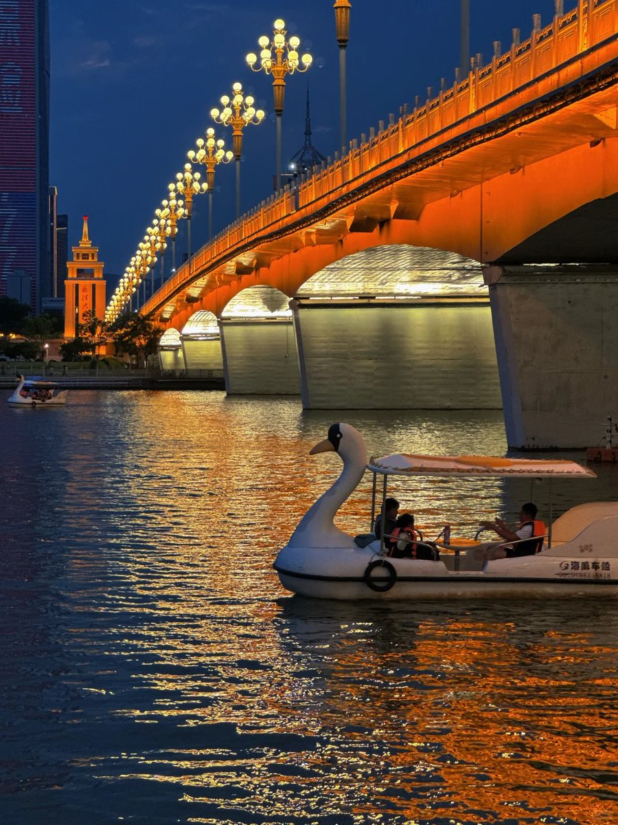 ShanxiDaily's tweet photo. #Taiyuan is secretly the most romantic city. ✨
Caught Blue Hour by the #Fenhe River&amp; it was absolutely breathtaking. 🌊
It felt like whole city gathered spontaneously just to watch the sky change colors. This moment? Pure bliss. I’m so in love with this city right now❤️#Shanxi https://t.co/osdT4Zei7P