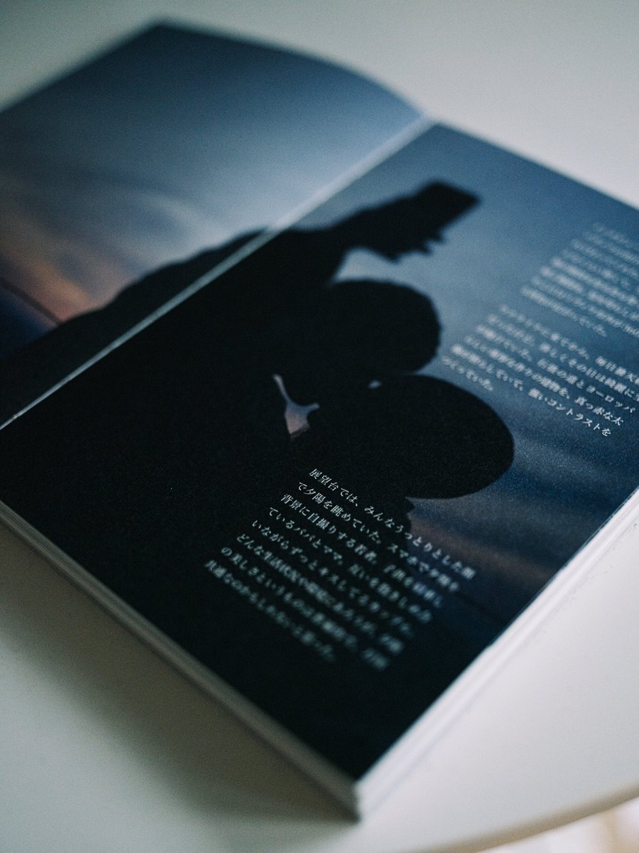 KAI_MIH_'s tweet photo. 「Siren and Life - ウクライナで続く、戦争と日常。」
上映会が今週末と迫ってまいりました。

ウクライナへ渡航した2月の様子を、できるだけ鮮度を保ったままみなさんにお見せすべく急ピッチで制作してきました。
そして、上映２日前にして、ようやく印刷が終わり無事に手元に本が届きました。

この本は、映像では載せきれなかったウクライナの方々のインタビューの全文に加えて、僕の現地での日記というか、思ったことを文章にまとめています。

それをデザインしてくださったのが、高橋まりなさん(@marina_tkhs )と、あきやまれみさん(@remi_akiyama  )です。
お二人のお力のおかげで、とても素敵な本に仕上がりました。
お礼を何度言っても足りないのですが、改めてここでもお礼を言わせてください。
本当に素晴らしいデザインを、ありがとうございます。

是非、会場でお手に取ってご覧ください。

売り上げは印刷代と会場費を抜いた全額をウクライナに寄付する予定です。寄付先は僕が責任を持って、ウクライナに再度渡航し、自らの手でお渡ししようと思っています。
是非、お買い上げください。

#ウクライナ