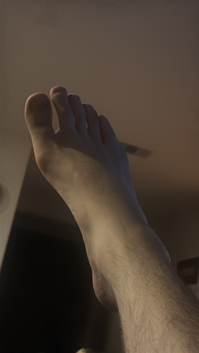 jversboyj's tweet photo. I love my Greek foot who’s gonna suck my toes ??? #Chudaï https://t.co/qDt9QWHvoS