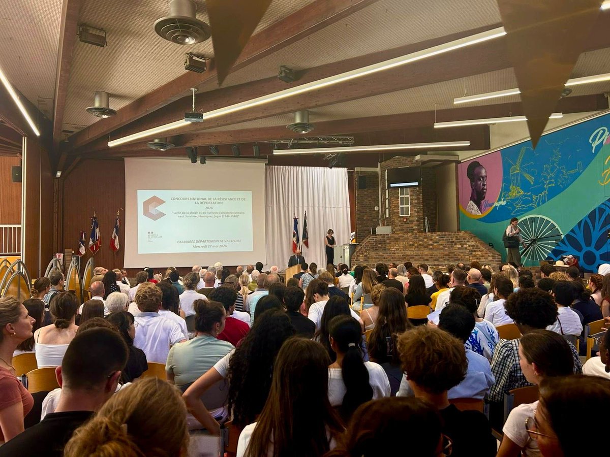 Prefet95's tweet photo. 🇫🇷 #devoirdememoire | Perpétuer le devoir de mémoire chez les jeunes générations : telle est la mission du Concours National de la Résistance et de la Déportation (CNRD), destiné aux collégiens et lycéens.

📚 Organisé par l’Éducation Nationale, ce concours a permis cette année à de nombreux élèves de réfléchir et de travailler autour du thème : « La fin de la Shoah et de l’univers concentrationnaire nazi. Survivre, témoigner, juger (1944-1948)».

🏅Pour leur travail fourni, 133 élèves de 14 à 18 ans, issus de 10 communes du #valdoise, se sont vus récompensés par @prefet95, Olivier Wambecke, directeur académique des services de l’éducation nationale du Val-d’Oise, en présence d’élus locaux et de représentants d’associations mémorielles.