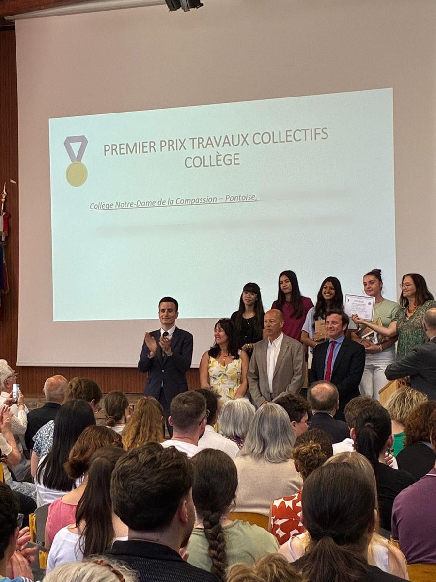 Prefet95's tweet photo. 🇫🇷 #devoirdememoire | Perpétuer le devoir de mémoire chez les jeunes générations : telle est la mission du Concours National de la Résistance et de la Déportation (CNRD), destiné aux collégiens et lycéens.

📚 Organisé par l’Éducation Nationale, ce concours a permis cette année à de nombreux élèves de réfléchir et de travailler autour du thème : « La fin de la Shoah et de l’univers concentrationnaire nazi. Survivre, témoigner, juger (1944-1948)».

🏅Pour leur travail fourni, 133 élèves de 14 à 18 ans, issus de 10 communes du #valdoise, se sont vus récompensés par @prefet95, Olivier Wambecke, directeur académique des services de l’éducation nationale du Val-d’Oise, en présence d’élus locaux et de représentants d’associations mémorielles.