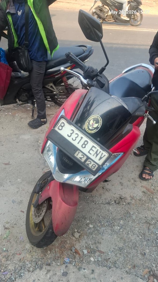 diansdar's tweet photo. Dear X, tolong pertemukan saya dengan kedua manusia ini. Jelas sudah salah menabrak saya (motor B 3318 ENV jalan ngebut dan menabrak bapa Ojol sehingga bapa ojol menabrak mobil *video terlampir) malah kabur bukannya minta maaf dan tanggung jawab! #viral https://t.co/4p9tSAV5ys