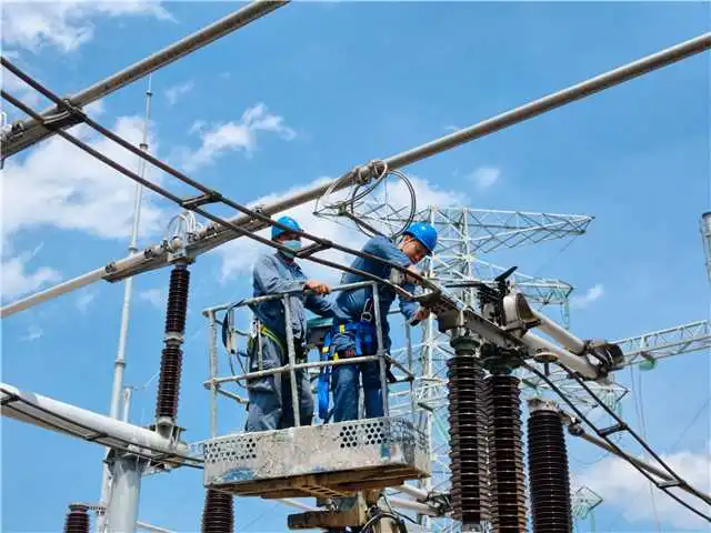 CSG_smartgrid's tweet photo. 268 million kW – a new CSG record.📈 We hit two power load peaks in two days on May 25-26, nearly a month earlier than usual.

Why? Early heatwaves, 24/7 factories, data centers, & nighttime EV charging.

Summer came early. So did we: optimizing dispatch, cross-regional coordination, & disaster prep.