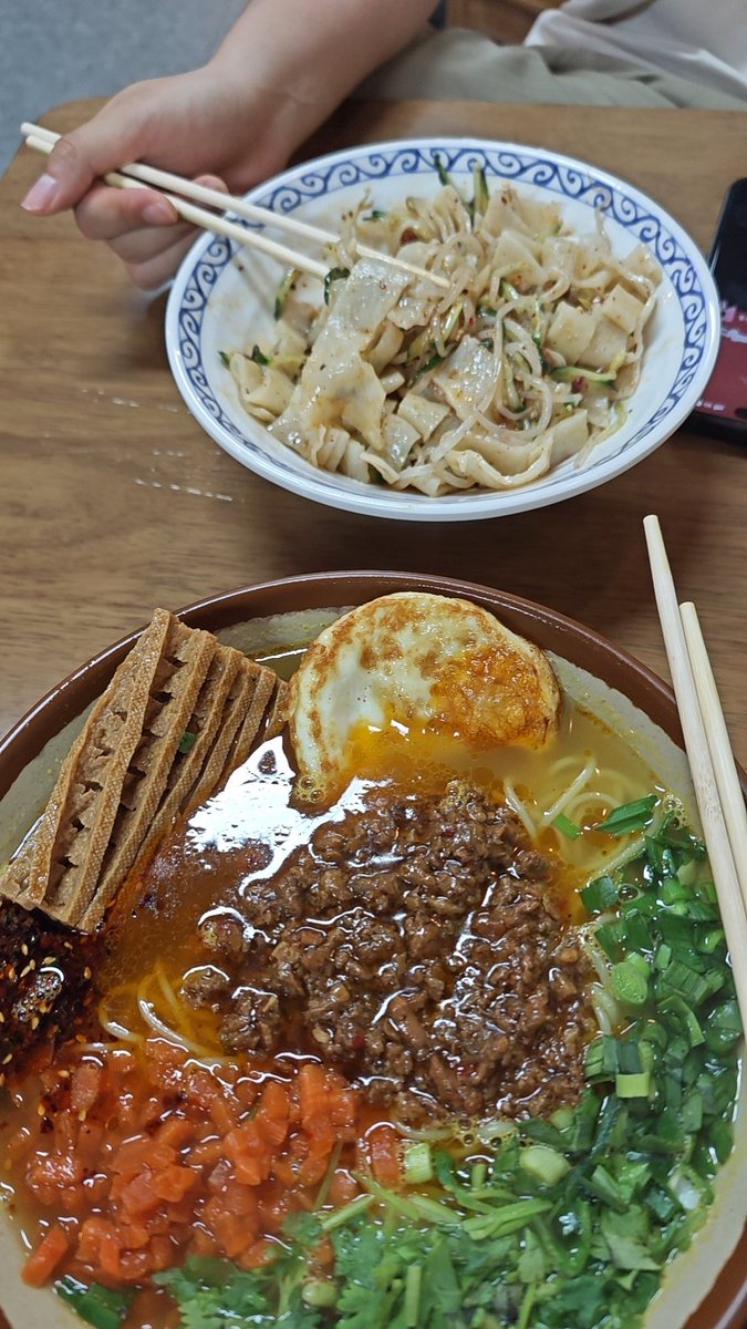 ptaoyao's tweet photo. @Rei102rei 徐州米线，韩国饭 https://t.co/dgQtgpwKYd