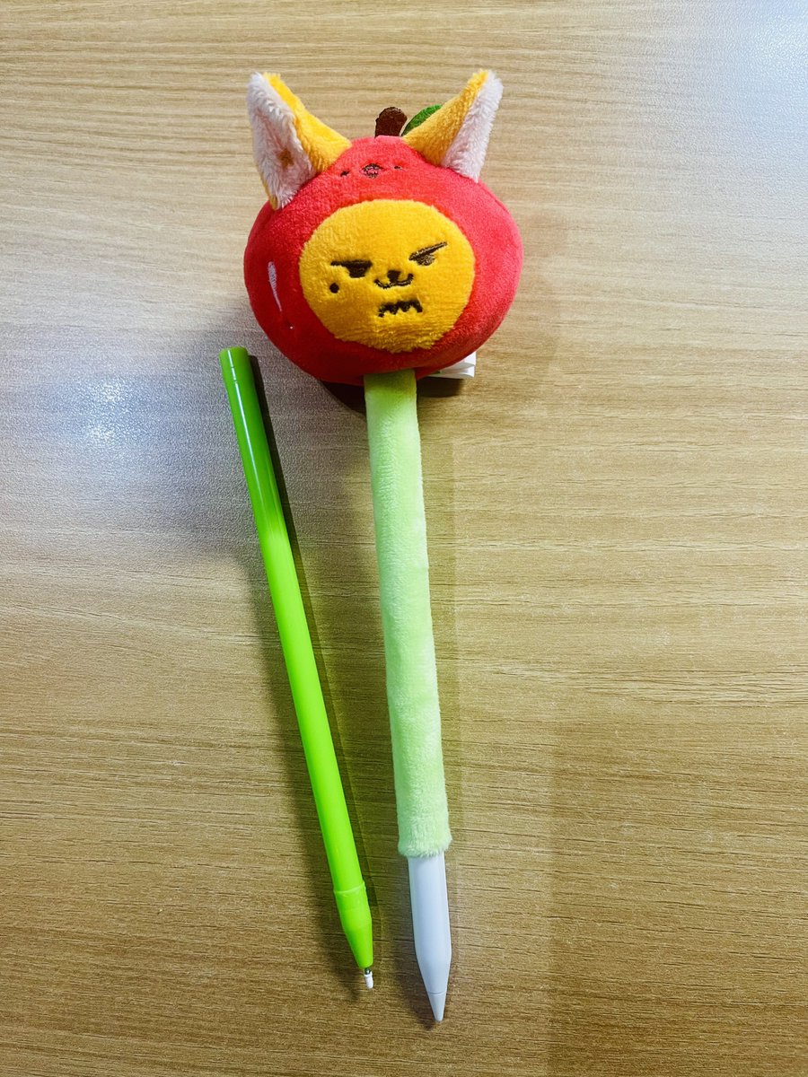 Geeeztxt's tweet photo. 오 펜 껍질 살살 벗겨서 애플 펜슬에 끼웠더니 딱 맞아😆 너무 귀엽다!! https://t.co/Lb2tbIe3MG