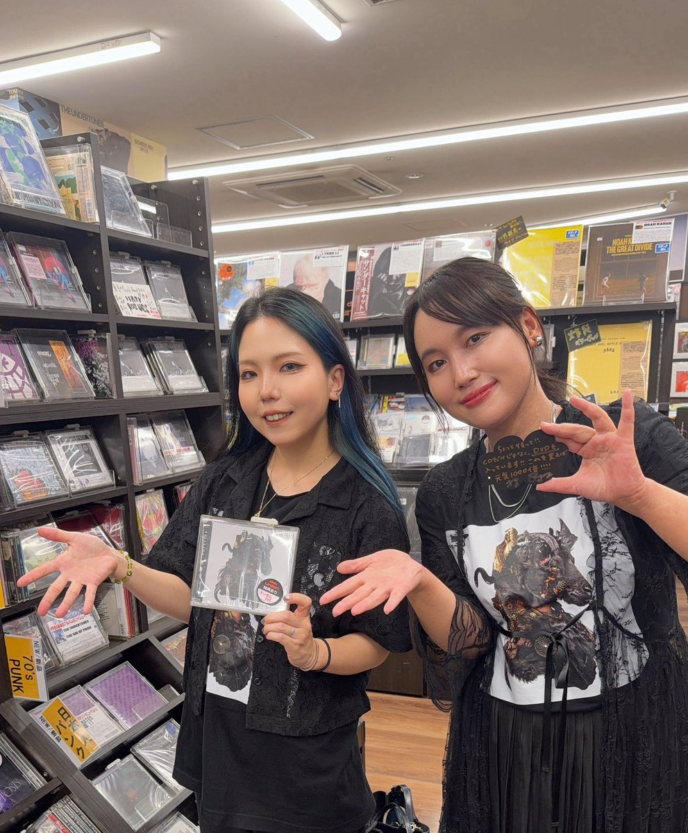 dp2_diskunion's tweet photo. アーティスト様ご来店‼️
昨日『黒舞台』をリリースされたSAISEIGAのお二人がいらっしゃいました👏
POPの作成と記念撮影に応じてくださり、ありがとうございます📸リリースされたアルバムはCD+ライブのDVD付という大ボリューム⚡店頭にて販売中ですので、ぜひご覧ください🎸

https://t.co/7DW4vIiSHe https://t.co/MajyxeVuTl